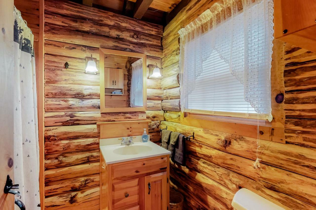 Loon Landing Lodge Greenville Exterior photo