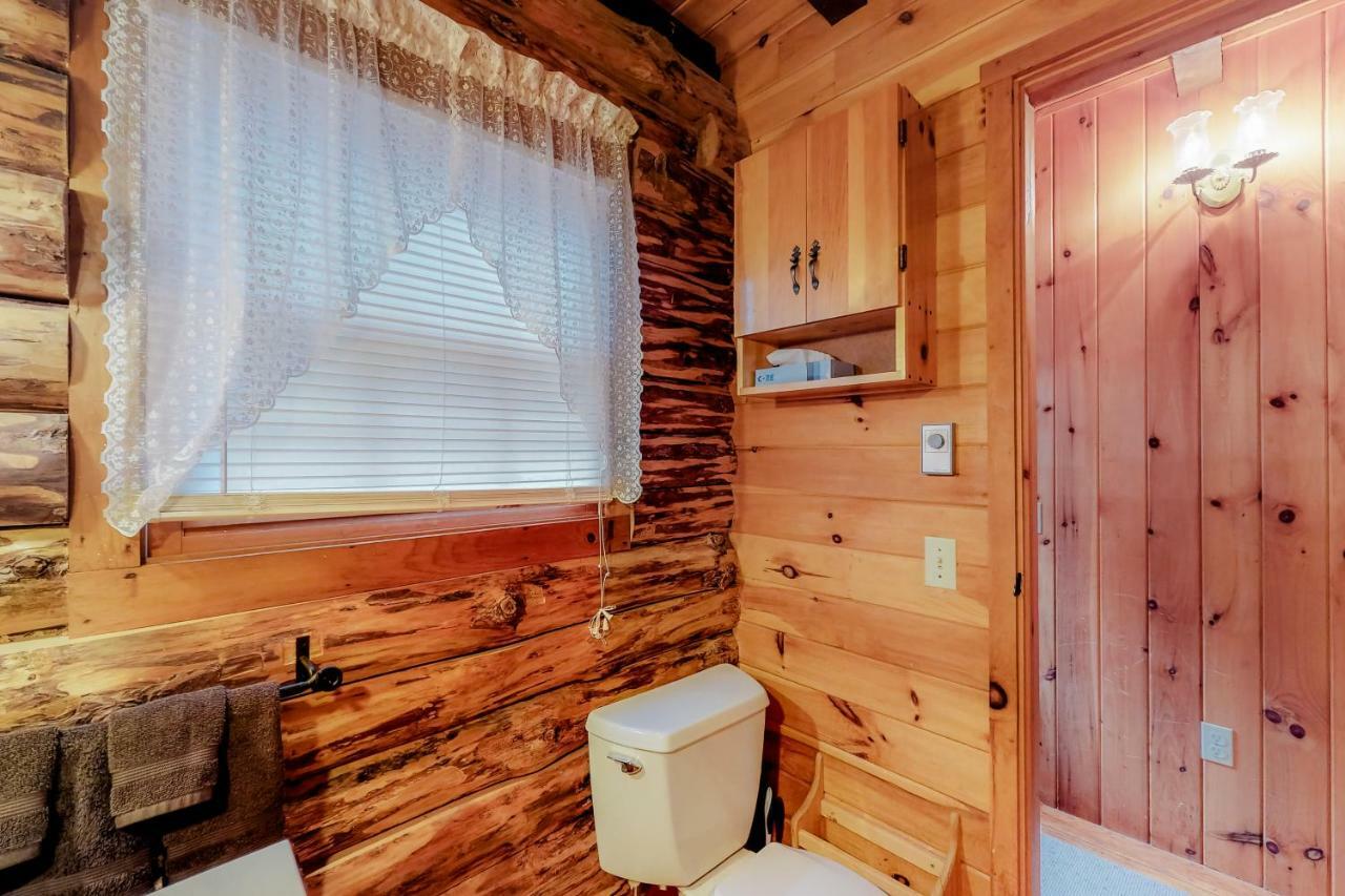 Loon Landing Lodge Greenville Exterior photo